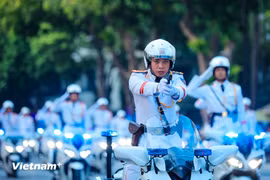 越南公安部摩托护卫队精彩亮相还剑湖畔