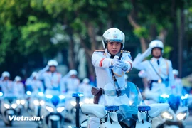 越南公安部摩托护卫队精彩亮相还剑湖畔