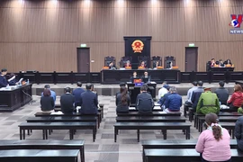 救援包机受贿案进入第二阶段 17名被告人出庭受审