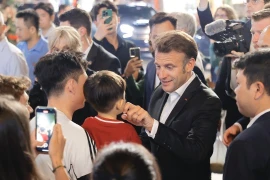 法国总统埃马纽埃尔·马克龙与夫人在河内古街区散步