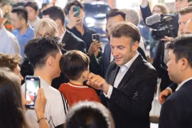 法国总统埃马纽埃尔·马克龙与夫人在河内古街区散步