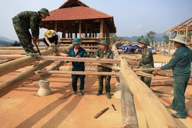 奠边省调动军队、民兵力量助力受灾区域灾后重建