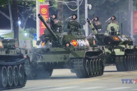数万民众齐聚巴亭广场 先睹国庆80周年阅兵风采