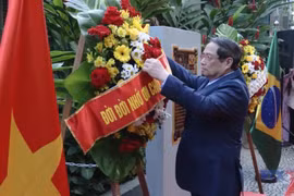 范明政总理在里约热内卢胡志明主席纪念牌前敬献花圈