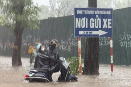 暴雨如注，河内多地严重积水