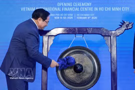 政府总理范明政出席胡志明市越南国际金融中心揭牌仪式