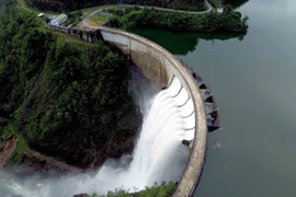 山罗省雄伟的南战水电站大坝