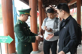 友谊国际口岸年初出入境“迎峰”而上服务忙