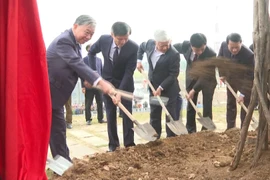 苏林总书记在宁平省出席“植树节”启动仪式