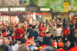 万众一心迎国庆80周年盛典，河内秋晨红旗飘扬