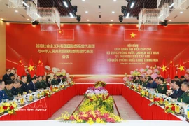 越南国防部长潘文江大将与中国国防部长董军上将举行会谈