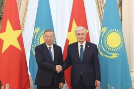 哈萨克斯坦总统托卡耶夫欢迎并与越共中央总书记苏林举行会谈