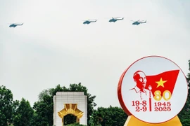 直升机编队飞越河内天空，为A80大阅兵演练