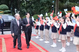 国家主席梁强迎接联合国秘书长访越并出席《河内公约》开放签署仪式