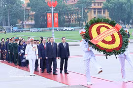 越南党和国家领导人入陵瞻仰胡志明主席