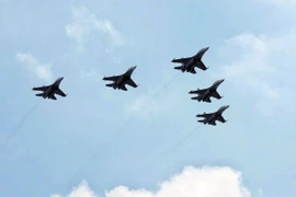 空军苏-30MK2战斗机编队在河内上空进行飞行表演。 图自越通社