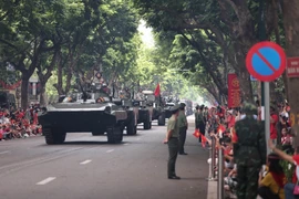 民众热情迎接A80阅兵游行总彩排方阵