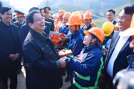范明政总理视察两条高速公路建设情况