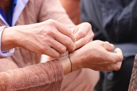 乂安省：揭秘越南俄都族的绑线仪式与命名礼俗