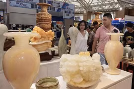 2025年秋季博览会：宝石展区吸引众多游客参观