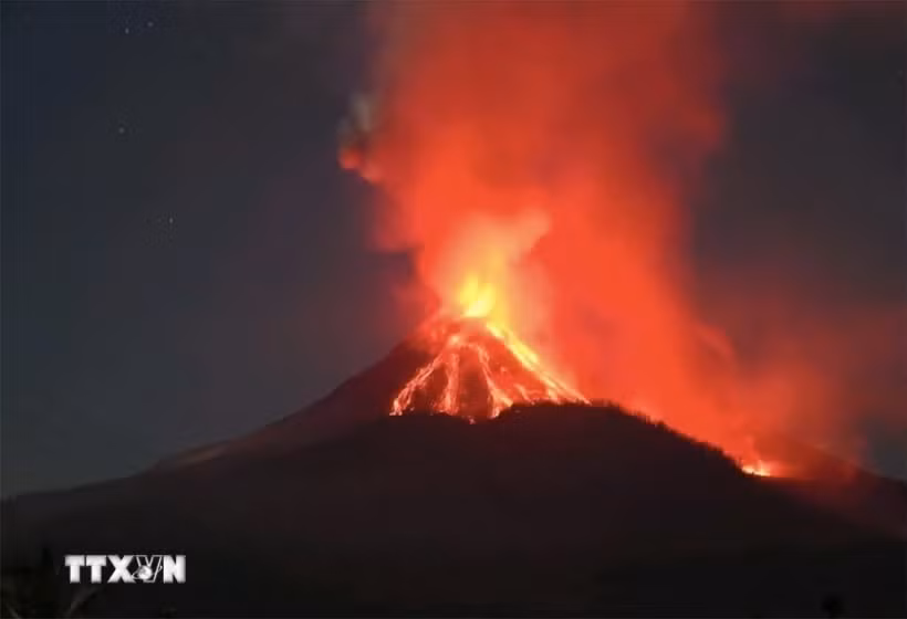 印度尼西亚：火山喷发致机场临时关闭。图自新华社/越通社