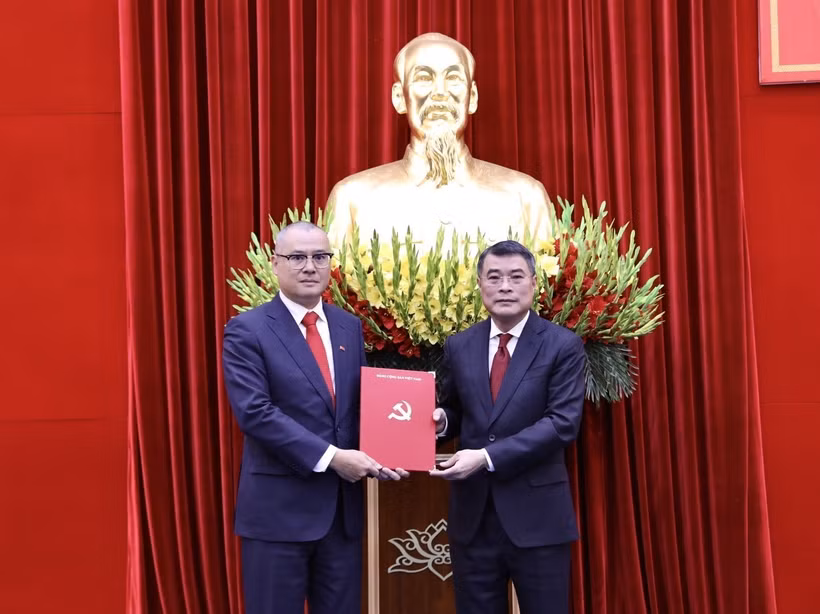 越共中央政治局委员、中央书记处书记、中央组织部部长黎明兴向范大洋同志颁发任命决定。图自越通社