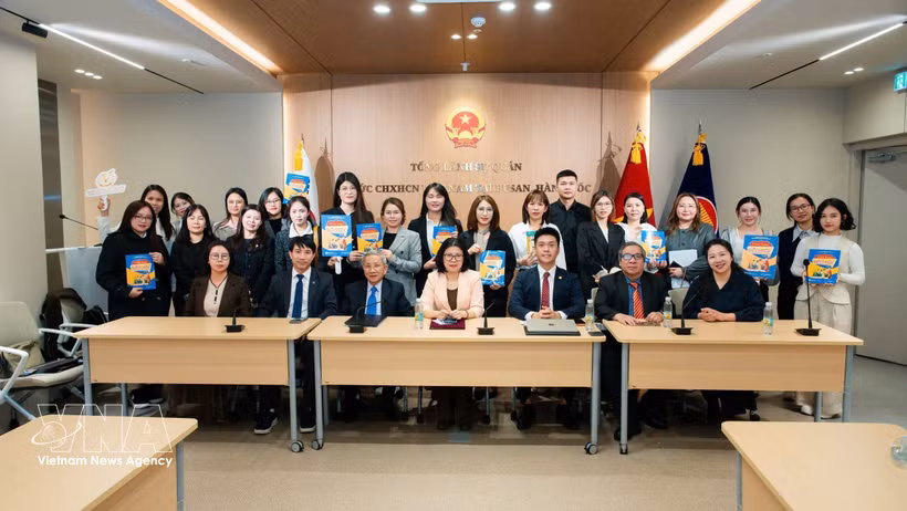 与会者合影。图自越通社