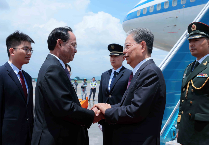 越南国会副主席陈光方到机场迎接中国全国人大常委会委员长赵乐际,一行。图自越通社
