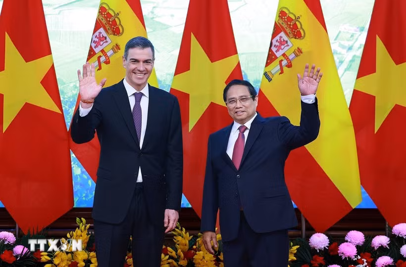 越南政府总理范明政（右）与西班牙首相佩德罗·桑切斯。图自越通社