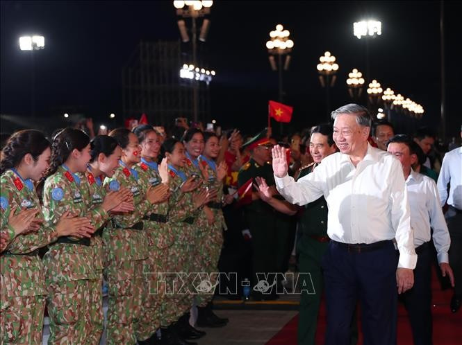 越共中央总书记苏林出席《在光荣的旗帜下》政论艺术活动。图自越通社