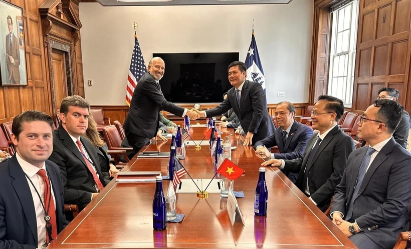 越南工贸部部长阮鸿延与美国商务部部长霍华德·卢特尼克座谈。图自越通社