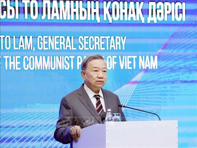 越共中央总书记苏林造访哈萨克斯坦总统直属国家行政学院，并发表政策演讲。图自越通社
