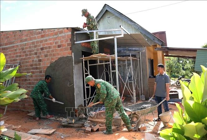 崑嵩省边防部队指挥部已帮助当地居民消除危旧房和稳定生活，确保边境地区的秩序安全。图自越通社