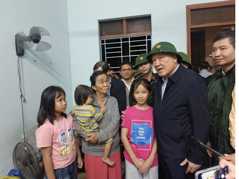 越南政府常务副总理阮和平亲切慰问受灾群众