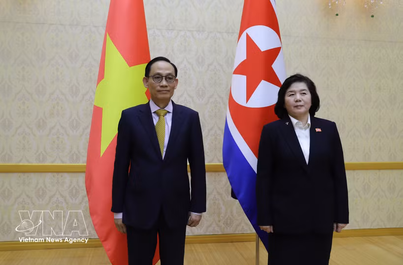 越共中央总书记、国家主席苏林特使，越共中央政治局委员、外交部部长黎怀忠同朝鲜劳动党中央委员会政治局委员、朝鲜国务委员会委员、朝鲜外务相崔善姬举行会谈。图自越通社