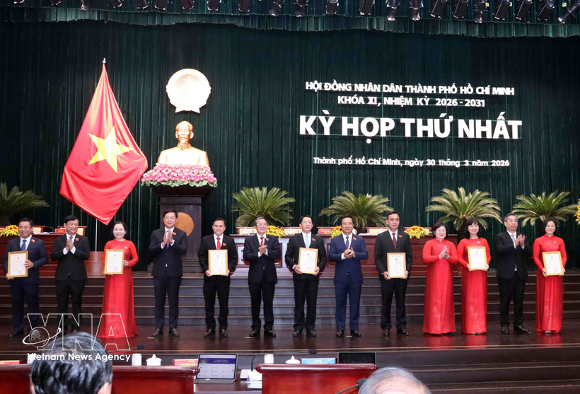 胡志明市领导向第十一届（2026-2031年任期）市人民议会代表颁发了代表证。图自越通社