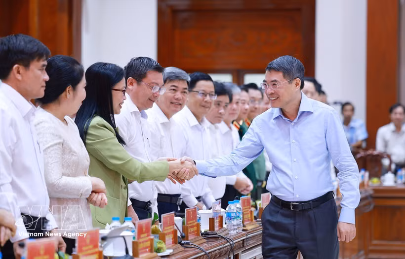 越南政府总理黎明兴与同塔省委常委会举行工作会议。图自越通社