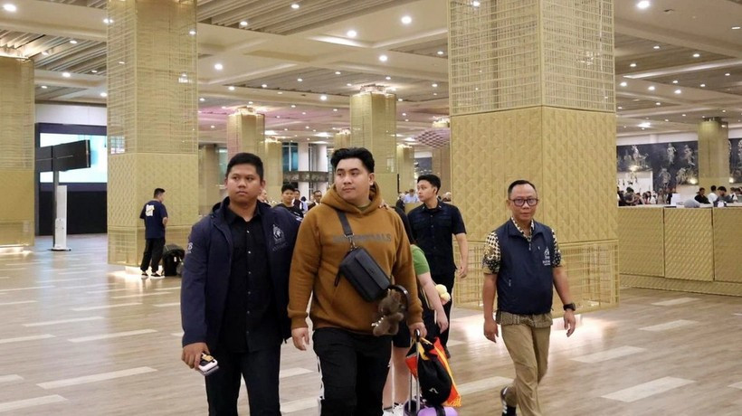 犯罪嫌疑人里法尔多·阿基诺·庞托（棕色衣服）。图自越通社