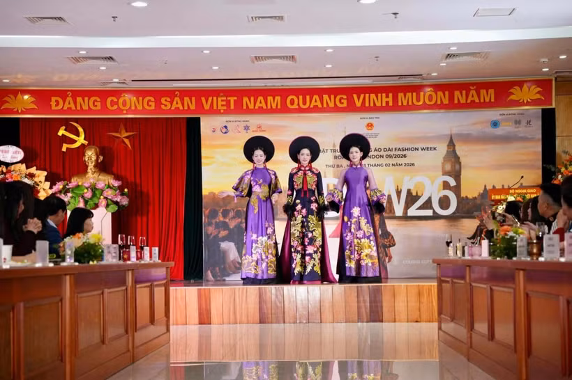 越南旅游小姐前三名展示优秀艺人兰香设计的奥黛系列。组委会供图