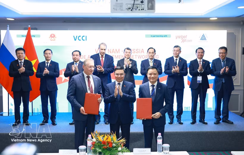 黎明兴总理出席越南国家石油集团与扎鲁别日石油公司交换越南大陆架01/17和02/17区块产品分成合同（PSC）投资证书交换仪式。图自越通社