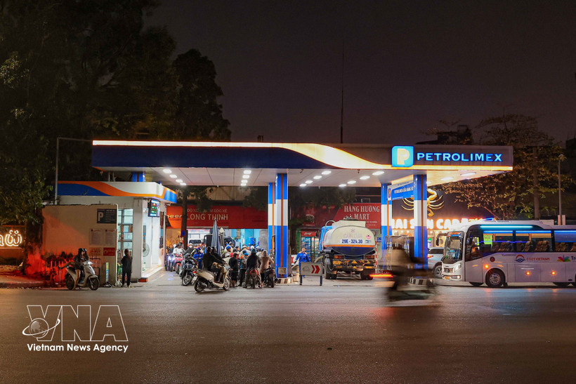 成品油价格大幅下降。图自越通社