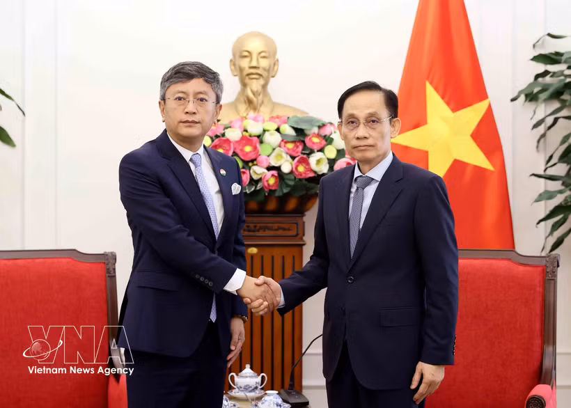 越南外交部部长黎怀忠会见印度驻越南大使哲灵·W·夏尔巴。图自越通社