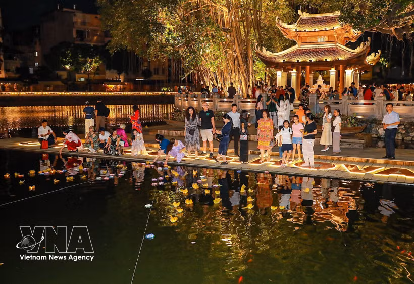 在“文庙-文湖放花灯之夜”活动中，放花灯活动吸引众多市民与游客参与。图自越通社
