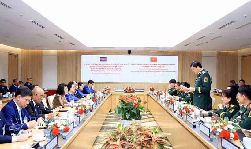柬埔寨国会主席访问越南军队电信工业集团。图自越通社