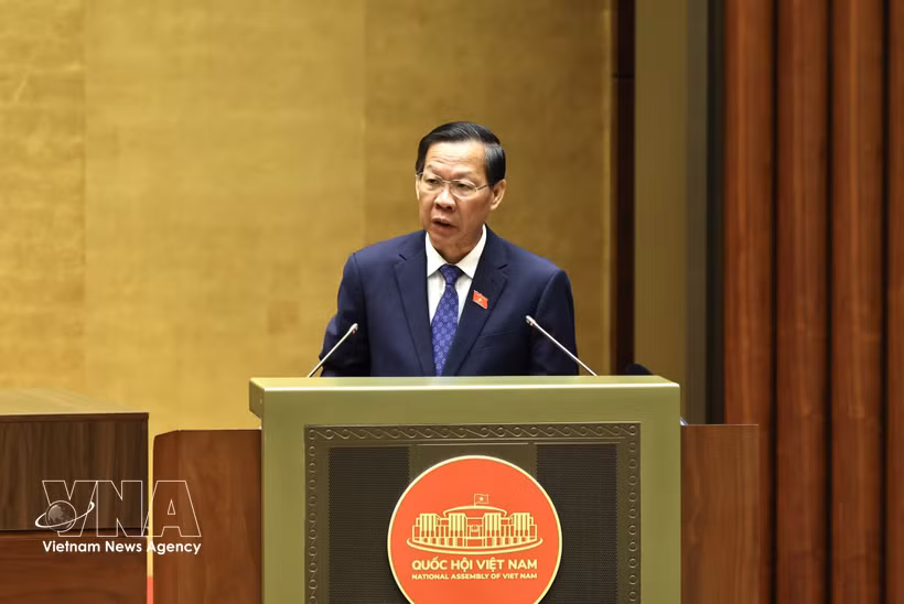 国会经济与财政委员会主任潘文买汇报关于多项法律草案的审查报告。图自越通社