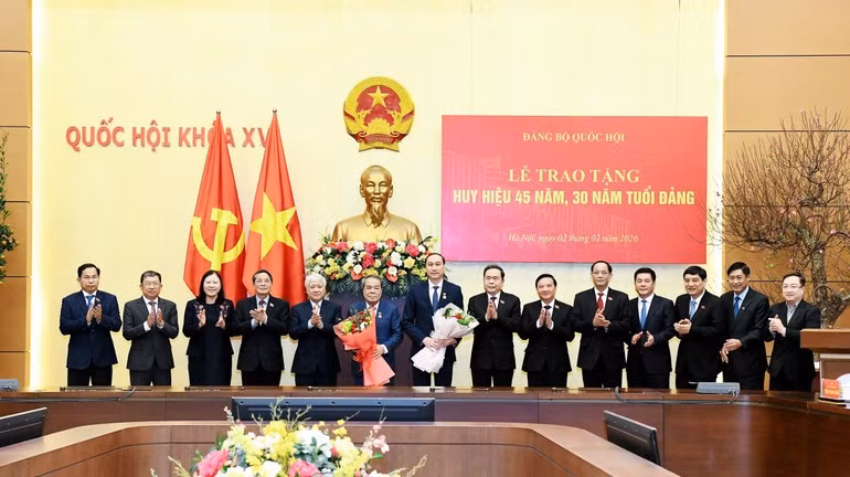 越南国会主席陈青敏主持45年及30年党龄纪念章颁发仪式。图自越通社