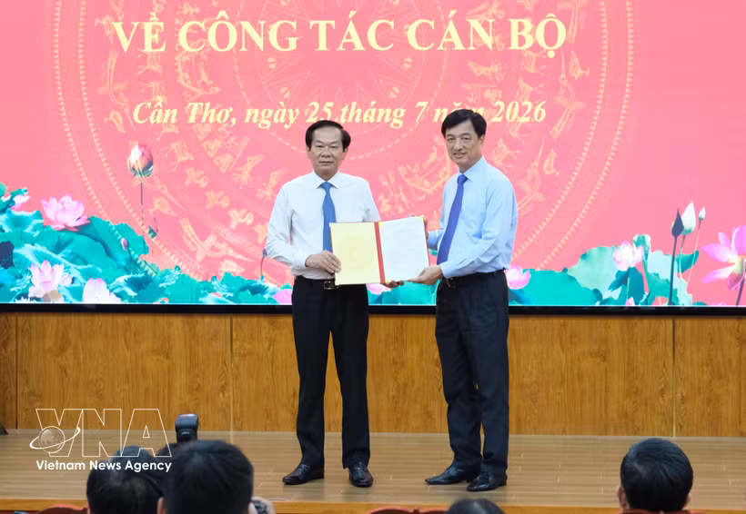 杜清平同志出任芹苴市委书记。图自越通社