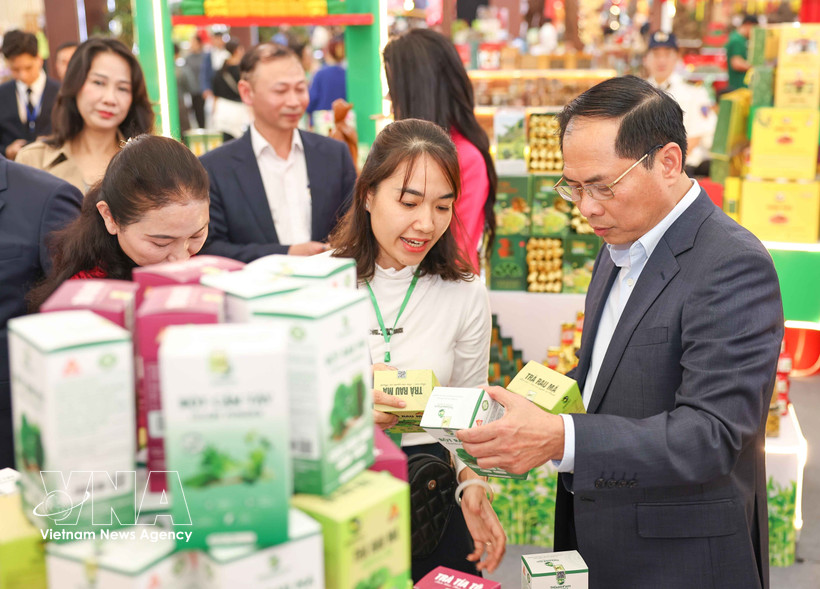 裴青山副总理要求加大宣传力度，吸引民众赴2026年春季展销会参观购物