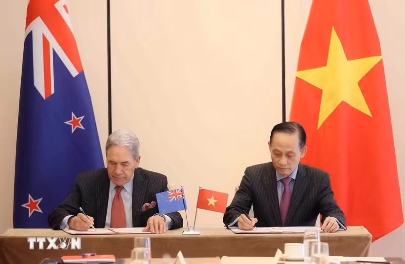 附图：越南外交部长黎怀忠与新西兰外交部长温斯顿·彼得斯（Winston Peters）于2025年11月26日签署2025-2030年阶段行动计划。图自越通社