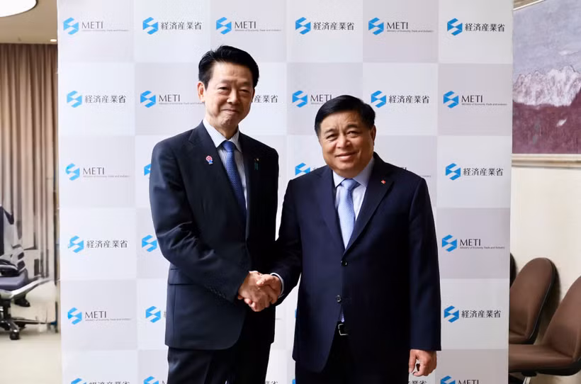 越南副总理阮志勇会见日本经济产业大臣武藤容治。图自越通社